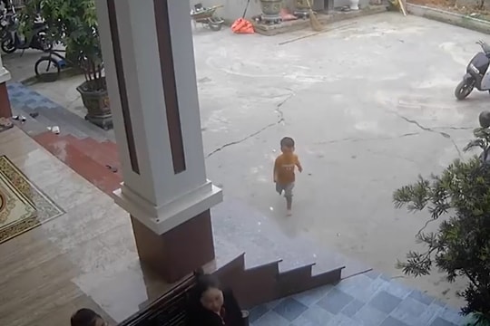 Nghệ An: Bé trai chưa tròn 3 tuổi gọi người lớn cứu bạn rơi xuống hố nước