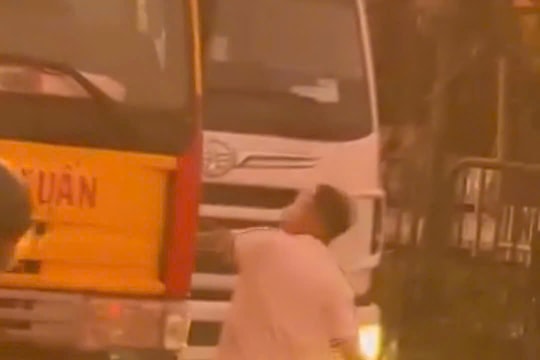 Xác minh video nam thanh niên chặn đầu rồi đập vỡ kính xe cứu hộ