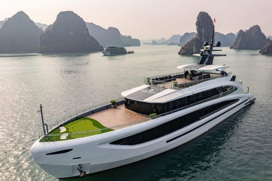 Du khách 'tố' bị lừa khi ăn tối trên du thuyền ở Hạ Long, đơn vị tổ chức phải hoàn tiền