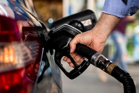 5 thói quen lái xe khiến bạn tốn xăng hơn