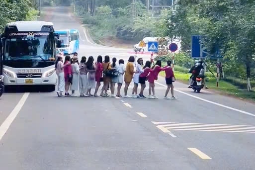 Kon Tum: Xác minh 14 người dàn hàng ngang trên quốc lộ để chụp hình