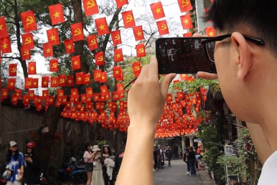 Rợp sắc cờ, con phố nhỏ bừng sáng đón ngày lễ 30/4