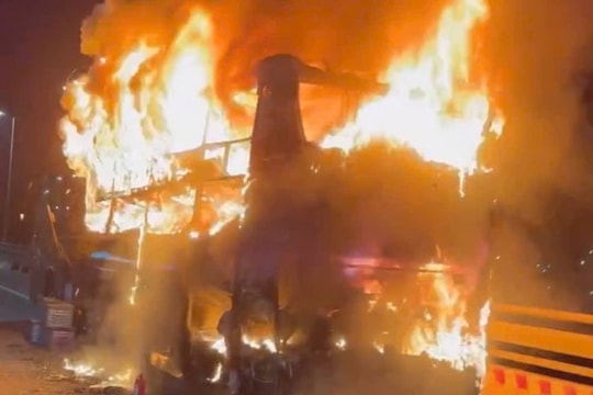 Xe khách bốc cháy dữ dội, 24 người may mắn thoát nạn trong đêm