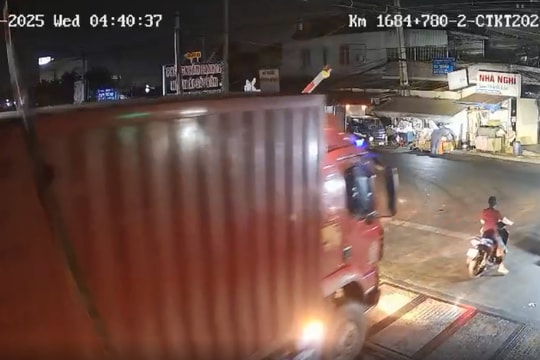 Báo động tình trạng ô tô vi phạm cố tình vượt qua đường ngang