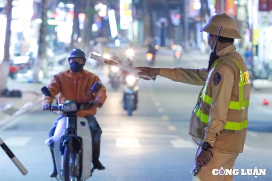 Hà Nội: Kiểm tra nồng độ cồn trong đêm, chỉ phát hiện 1 trường hợp "kịch khung"