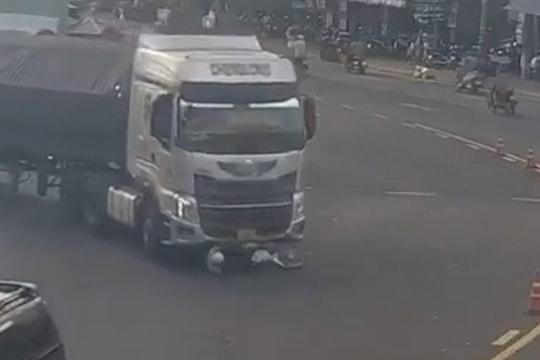 Bị cuốn vào gầm xe đầu kéo nhưng vẫn sống sót