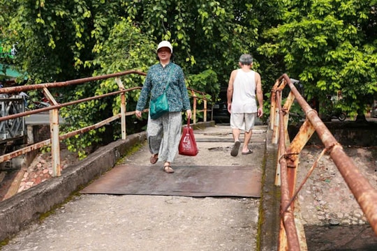 Cầu dân sinh xuống cấp, lan can nghiêng ngả ở Hà Nội