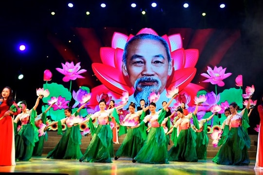 Tượng đài Bác Hồ về thăm quê sẽ khánh thành tại Lễ hội Làng Sen 2025