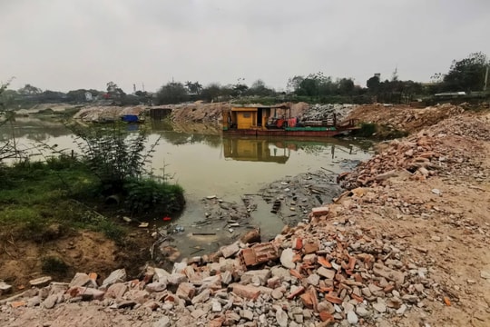 Hà Nội: Kiểm tra phản ánh tình trạng đổ trộm phế thải lấn sông Hồng