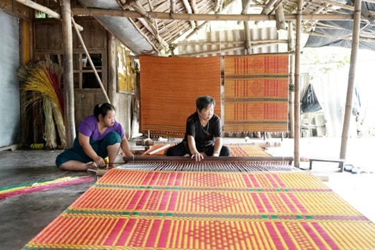 Nghề dệt chiếu Cà Hom chính thức là di sản quốc gia