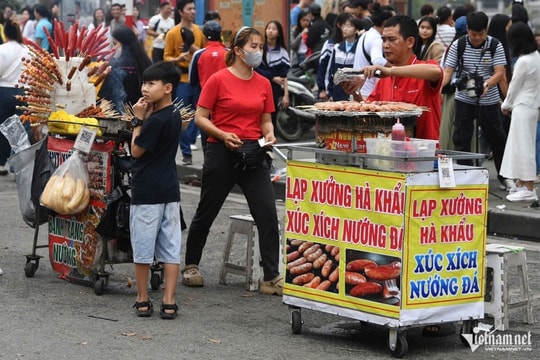 Hàng rong lấn chiếm phố đi bộ hồ Gươm, bất chấp lệnh cấm
