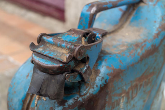 Điều gì xảy ra khi bạn đổ xăng cũ vào xe?