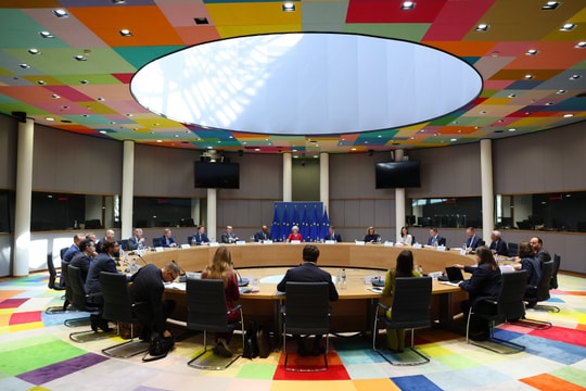 Liên minh châu Âu tạm dừng trả đũa sau khi Mỹ hoãn thuế quan