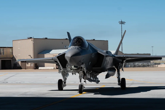 Chiến đấu cơ được 'tái chế' từ hai xác máy bay F-35