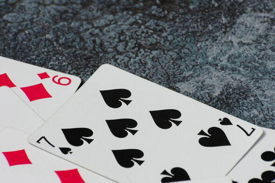 Tổng thống Donald Trump 'chơi bài poker' với lệnh tạm dừng áp thuế trong 90 ngày khi ông 'chờ xem ai sẽ úp bài’