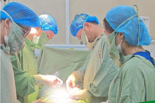 Phát hiện khối u buồng trứng khủng ở nữ sinh 18 tuổi