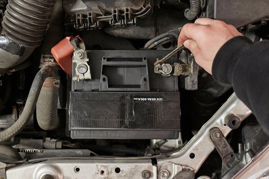 Cách sạc ắc quy ô tô mà không cần bộ sạc