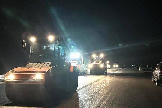 Ánh đèn công trường rực sáng xuyên đêm trên cao tốc Bắc – Nam