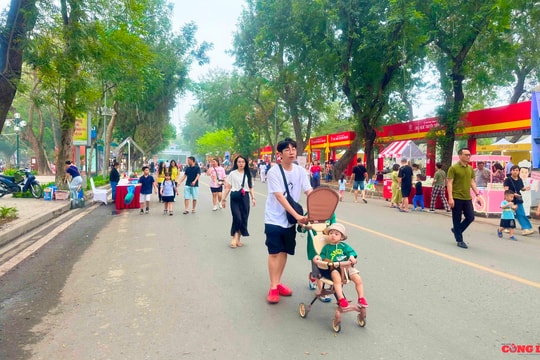 Người dân trải nghiệm các hoạt động đặc sắc tại Lễ hội Quà tặng Du lịch Hà Nội 2025