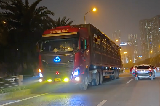 Xe đầu kéo đi ngược chiều còn rọi đèn sáng choang