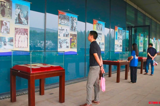 Hình ảnh ‘Áo dài phụ nữ Việt Nam đi qua khói lửa chiến tranh’