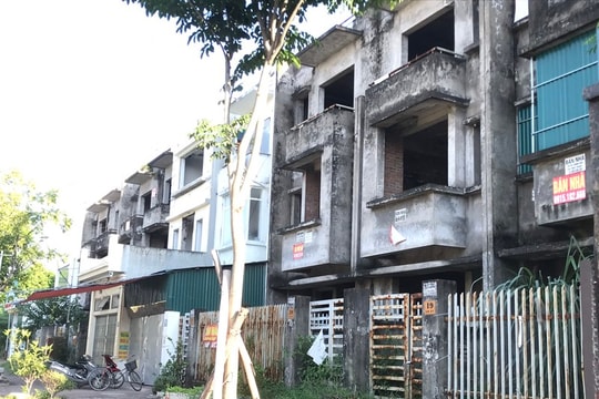 Nhà liền kề bỏ hoang nhiều năm được rao bán với mức giá tăng tới 30%