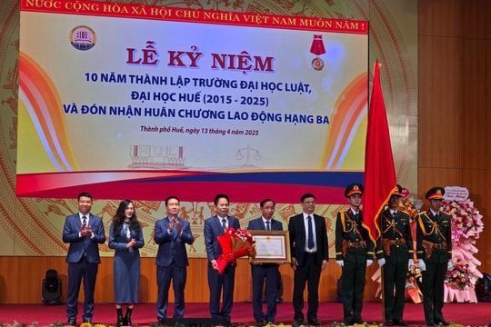 Đại học Luật - Đại học Huế kỷ niệm 10 năm thành lập và đón nhận Huân chương Lao động hạng ba