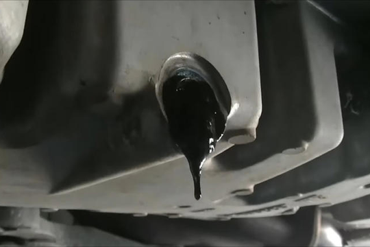 Tại sao dầu động cơ bị bẩn và dấu hiệu nhận biết