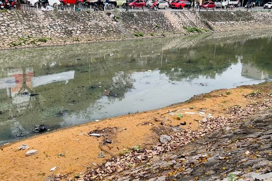 Sông Kim Ngưu đen kịt, bốc mùi xú uế giữa lòng Thủ đô