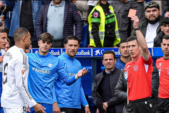 Mbappe dính thẻ đỏ, Real Madrid thắng chật vật Alaves tại La Liga