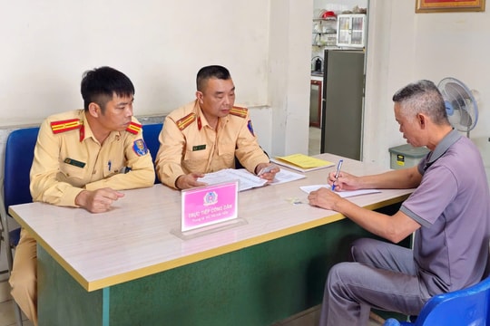 Hải Phòng: Đi vào đường ngang khi cần chắn đã đóng, lái xe ô tô bị phạt 11 triệu đồng, tước giấy phép lái xe 3 tháng