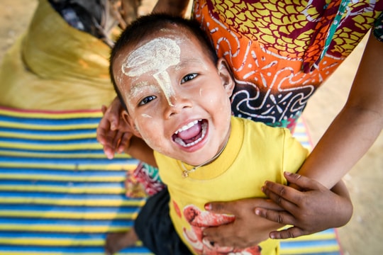 "Trên mỗi con phố điêu tàn, tôi luôn dõi tìm những mầm sống..."