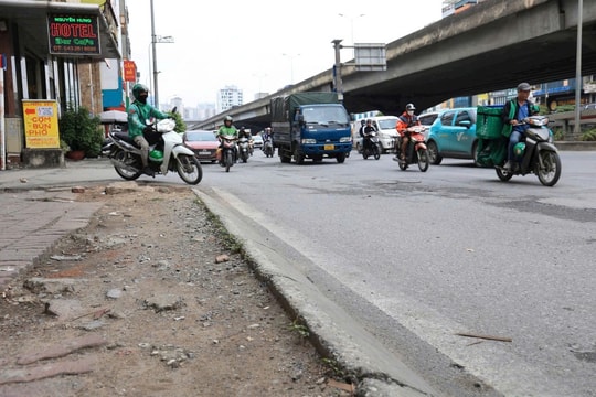 Vỉa hè đường Nguyễn Xiển xuống cấp chờ ngày được cải tạo