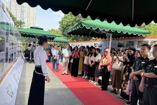 Khắc họa Bác Hồ, sống lại chiến thắng Điện Biên và đại thắng mùa Xuân qua hai triển lãm tại TP HCM