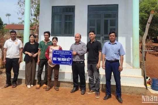 Báo Nhân Dân bàn giao nhà Đại đoàn kết tại tỉnh Gia Lai