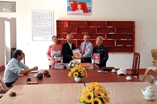 Hội nhà báo tỉnh Hà Nam tặng báo, tạp chí cho thư viện thôn Vực Trại Nhuế