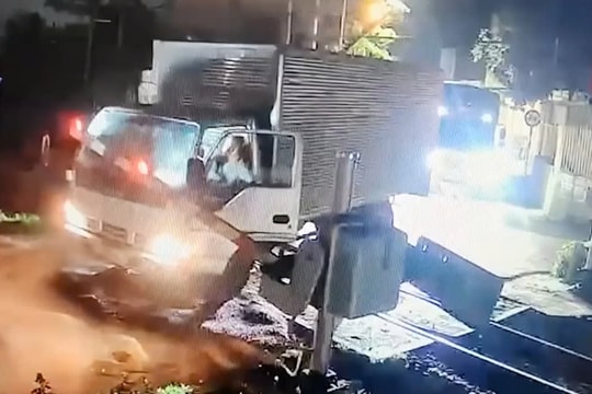 Tước giấy phép tài xế xe tải cố tình vượt khi gác chắn tàu đóng