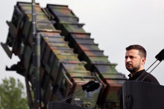 Ông Trump đặt câu hỏi về việc Tổng thống Ukraine muốn chi 15 tỷ USD mua Patriot