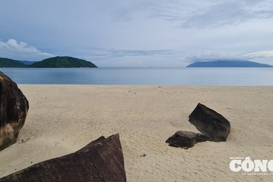 Khám phá bãi biển hoang sơ dưới chân đèo Hải Vân