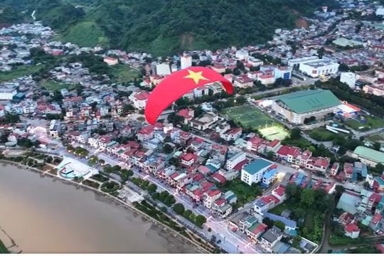 Trải nghiệm dù lượn tại Tuần Văn hóa - Du lịch Bắc Kạn 2025