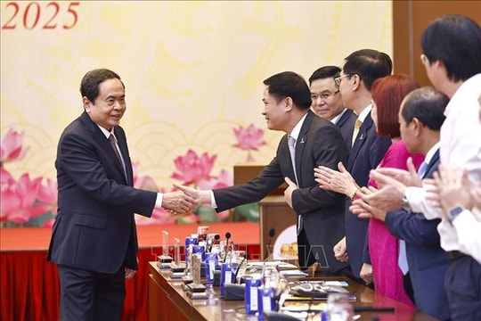 Chủ tịch Quốc hội gặp mặt người lao động tiêu biểu của ngành Dầu khí