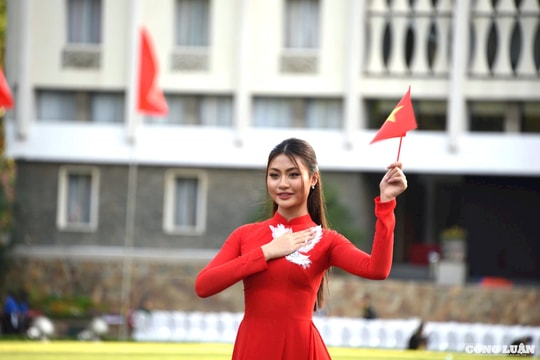 Giới trẻ TP HCM háo hức chờ xem diễu binh, diễu hành ngày 30/4