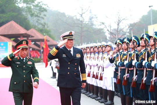 Hình ảnh Đại tướng Phan Văn Giang đón Bộ trưởng Quốc phòng Trung Quốc Đổng Quân