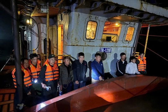 Nam Định: Bắt giữ 7 tàu khai thác cát trái phép và có hành vi làm giả tài liệu