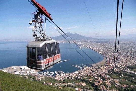 Cáp treo rơi xuống vực ở Ý, 5 người thương vong