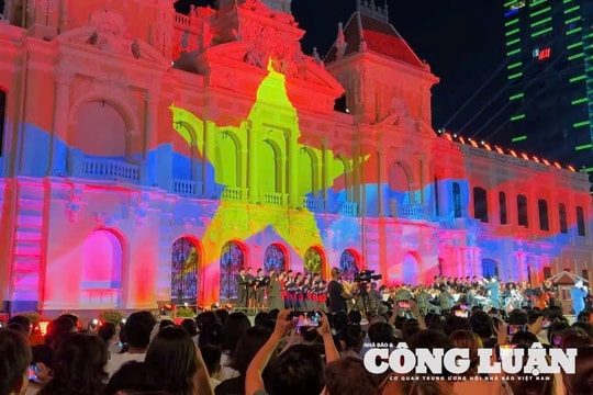 Biển người vây kín trung tâm TP HCM chờ xem pháo hoa, thưởng thức bữa tiệc ánh sáng