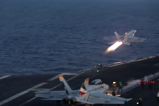 Houthi tấn công đáp trả hai tàu sân bay Mỹ sau khi bị không kích ác liệt