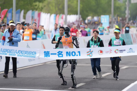 Trung Quốc cho robot thi chạy bán marathon với con người
