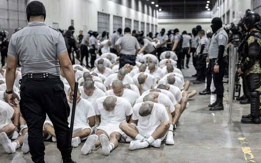 Tòa Tối cao Mỹ kịp ngăn lệnh trục xuất người nhập cư lúc nửa đêm