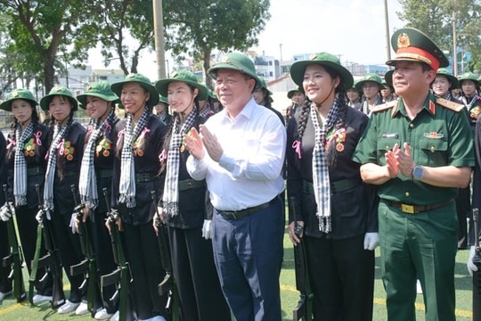 Trưởng Ban Tuyên giáo và Dân vận TW thăm lực lượng tham gia diễu binh, diễu hành